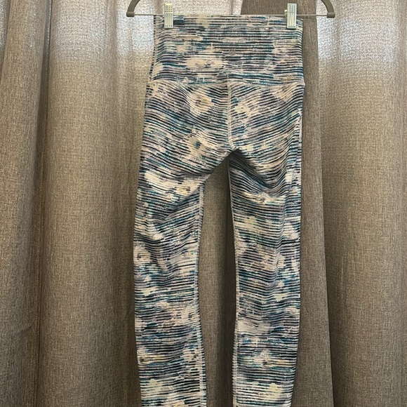 Lululemon leggings size 4 - Picture 2 of 3